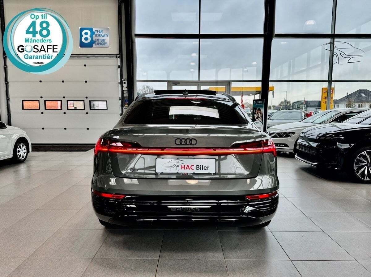 Grå Audi Q8 e-tron fra 2024