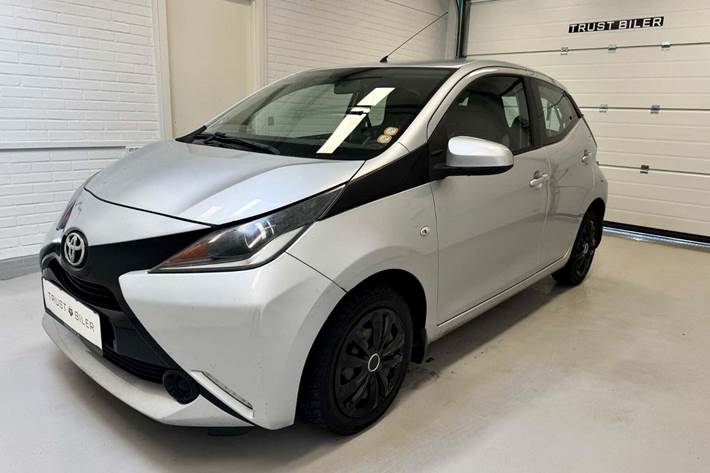 Grå Toyota Aygo fra 2014 set udefra