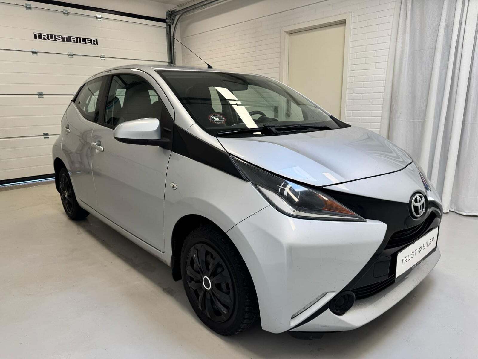 Grå Toyota Aygo fra 2014