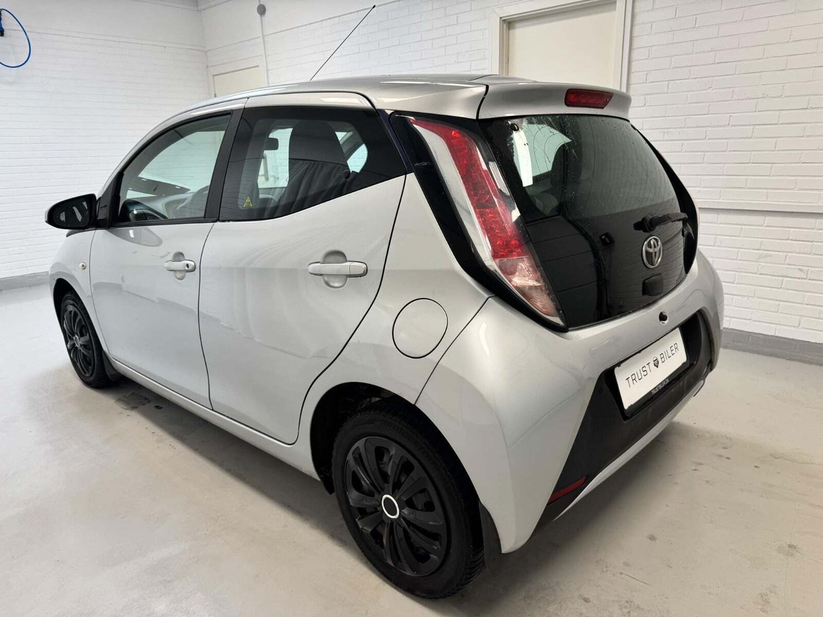 Grå Toyota Aygo fra 2014