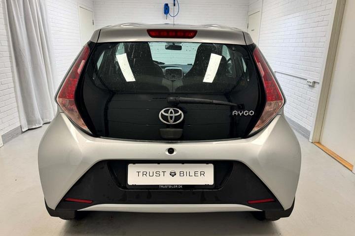 Grå Toyota Aygo fra 2014
