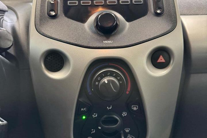 Grå Toyota Aygo fra 2014