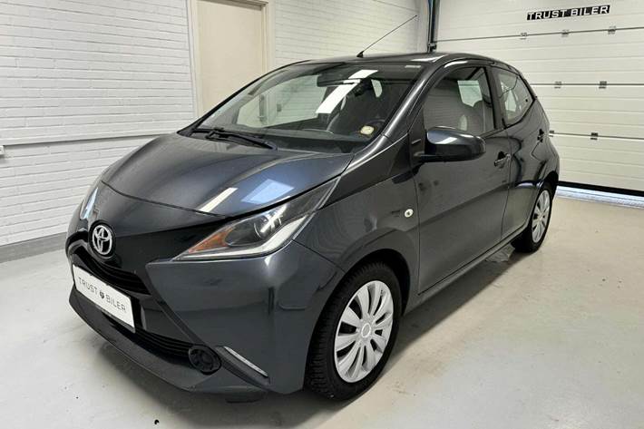 Blå Toyota Aygo fra 2015 set udefra
