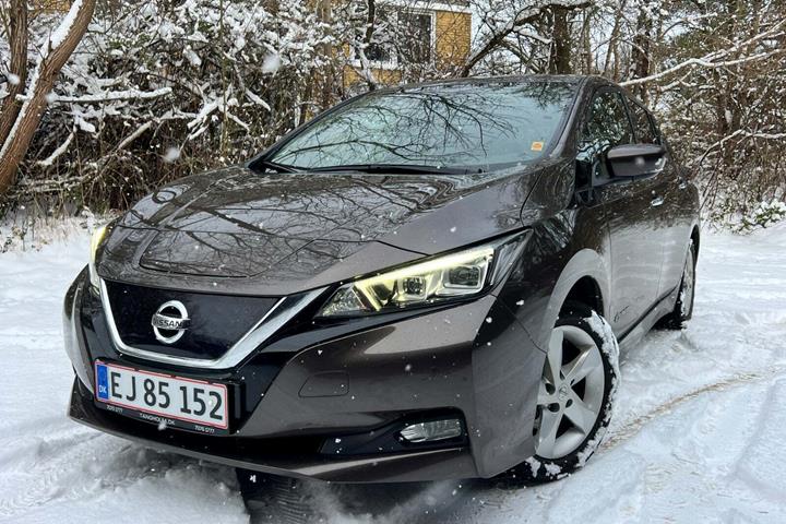 Brun Nissan Leaf fra 2019 set udefra