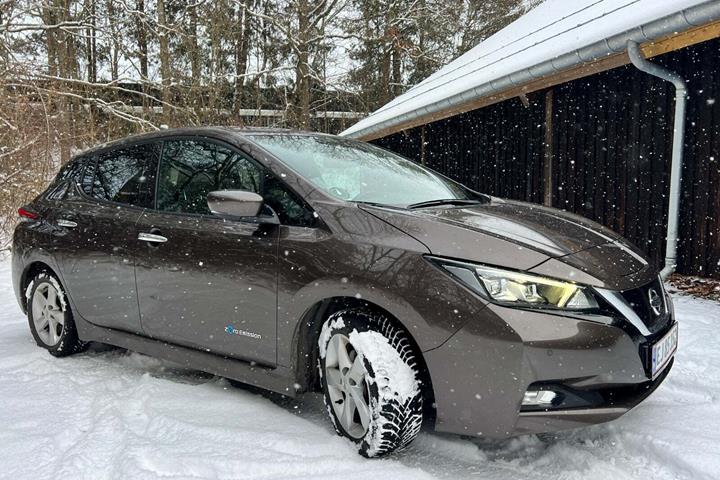 Brun Nissan Leaf fra 2019 set udefra