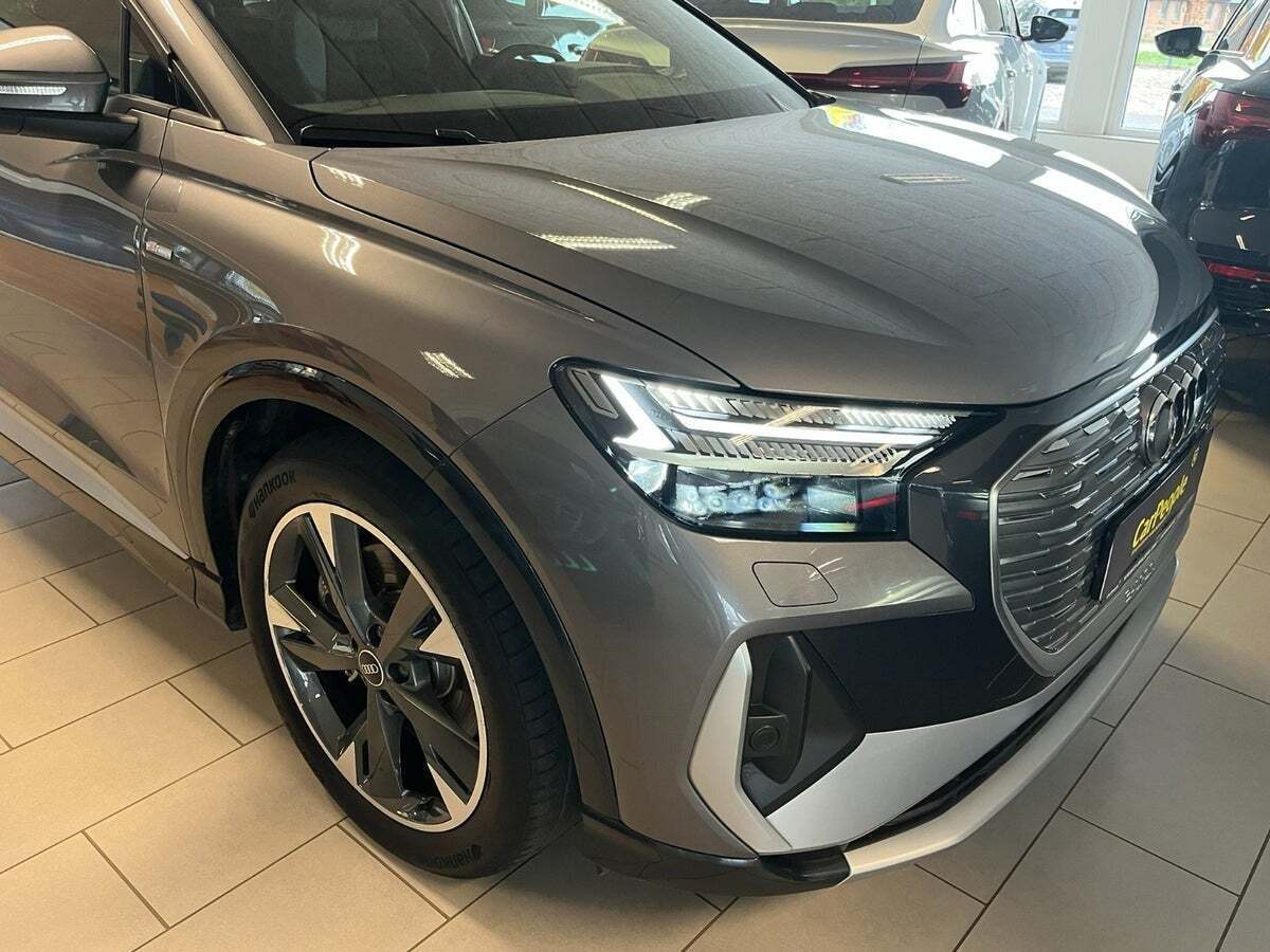 Grå Audi Q4 e-tron fra 2024