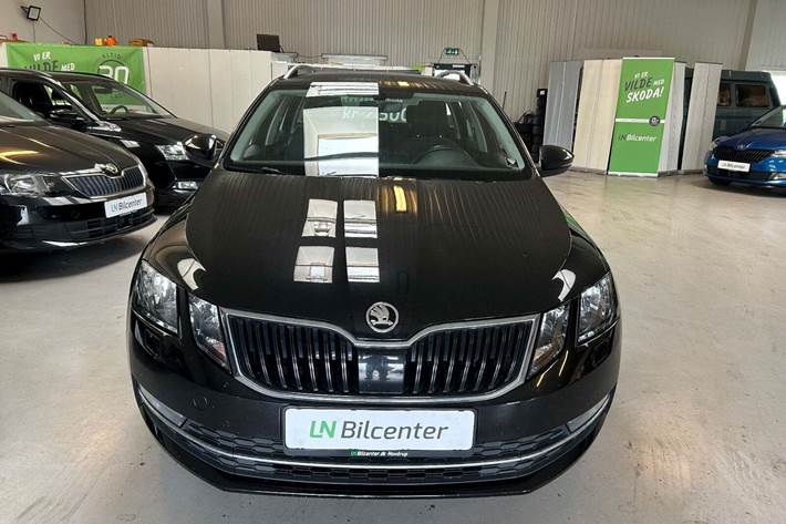 Sort Skoda Octavia fra 2017