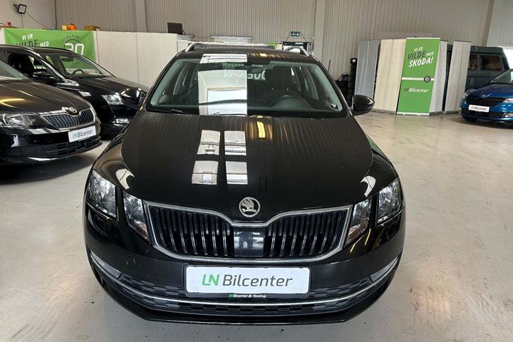 Sort Skoda Octavia fra 2018