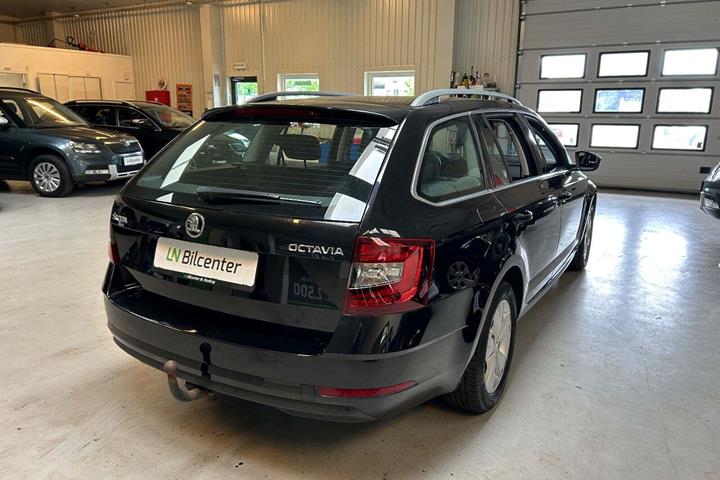 Sort Skoda Octavia fra 2018