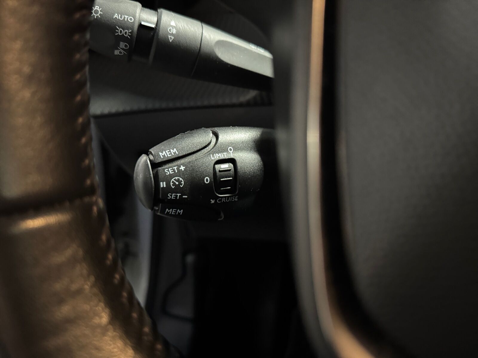 Hvid Peugeot e-208 fra 2021