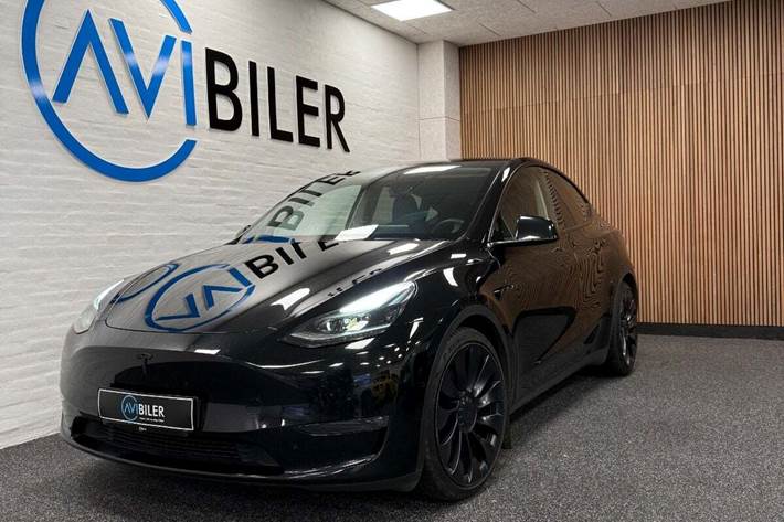 Sort Tesla Model Y fra 2022 set udefra