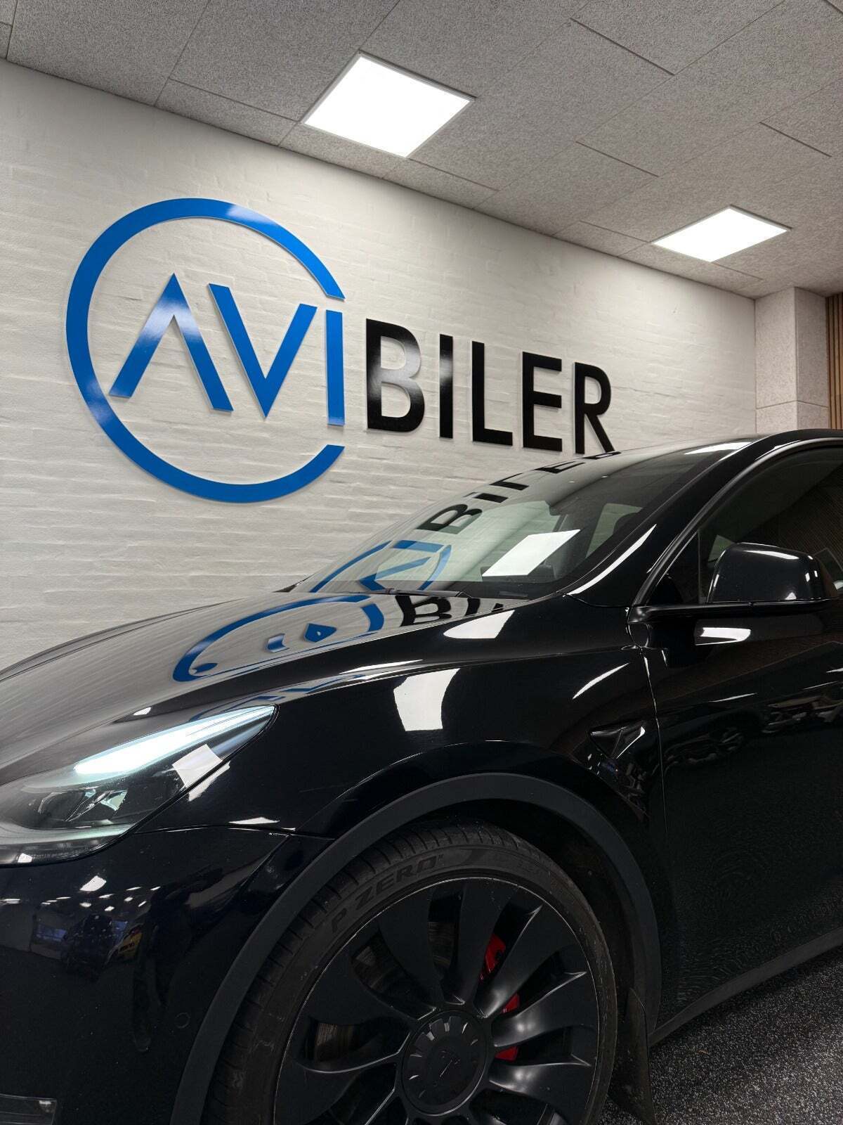 Sort Tesla Model Y fra 2022