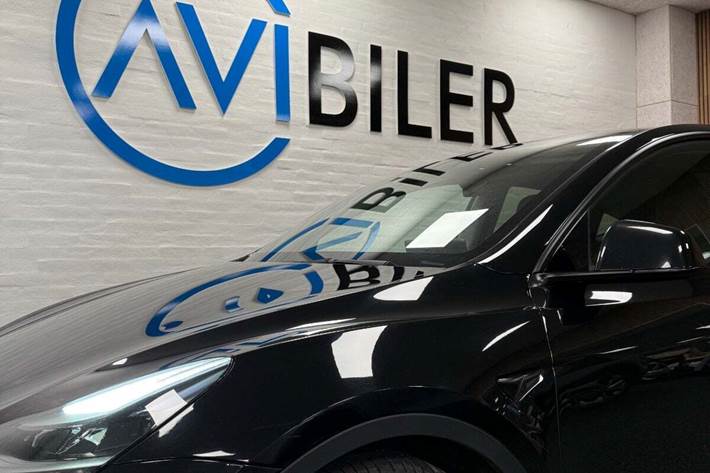 Sort Tesla Model Y fra 2022