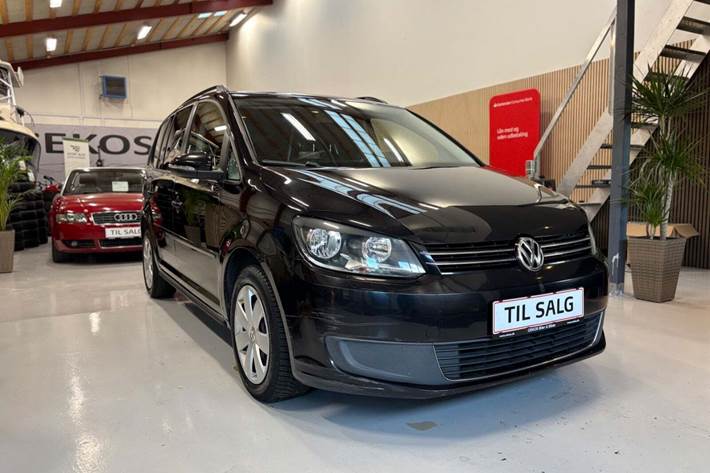 Sort VW Touran fra 2014 set udefra