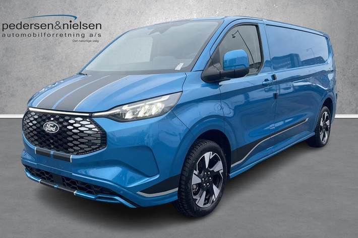 Blå Ford E-Transit Custom fra 2025 set udefra
