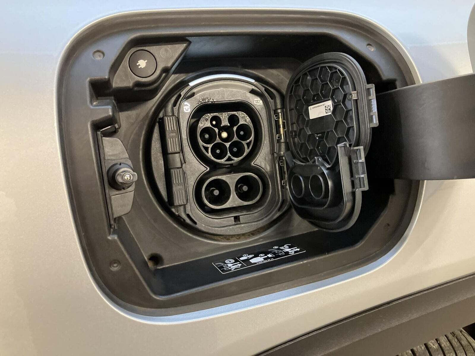 Sølv Mercedes EQB250 fra 2023