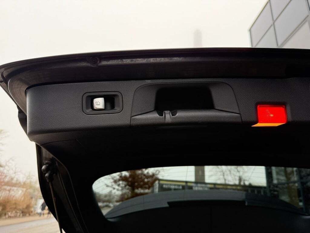 Grå Mercedes GLC63 fra 2019