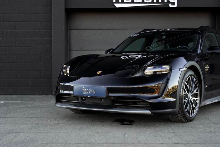 Sort Porsche Taycan 4 fra 2021 set udefra