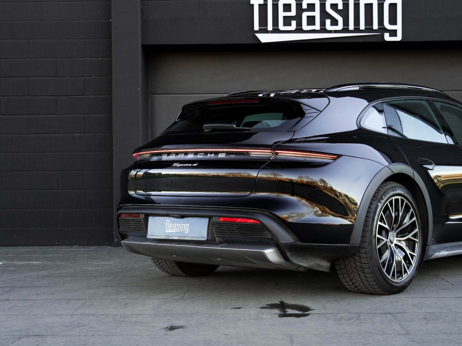 Sort Porsche Taycan 4 fra 2021 set udefra