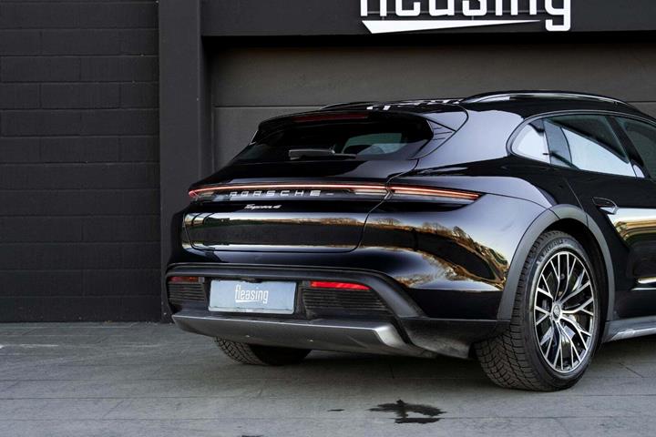 Sort Porsche Taycan 4 fra 2021 set udefra
