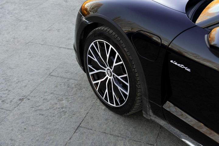 Sort Porsche Taycan 4 fra 2021 set udefra