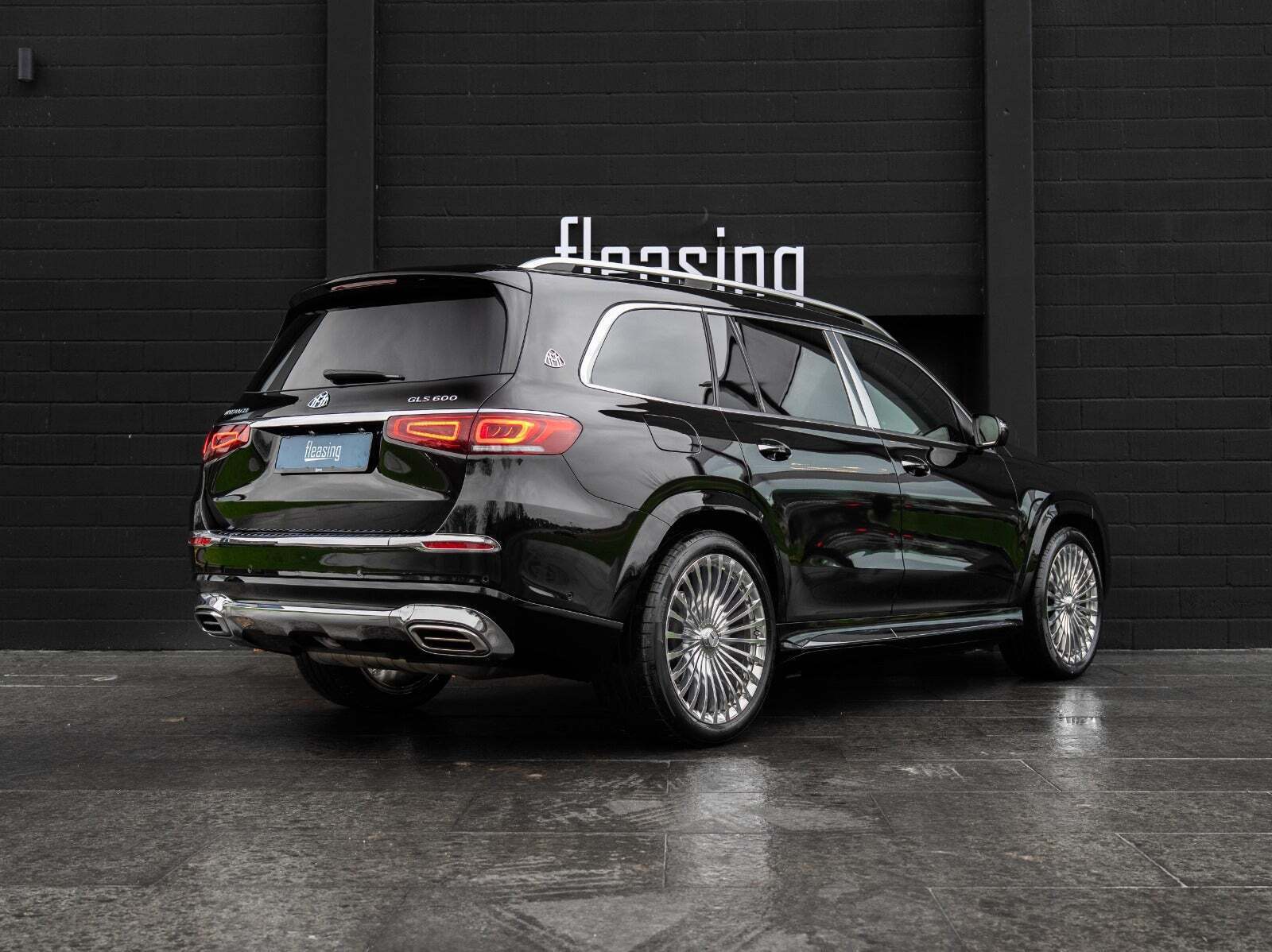 Sort Mercedes GLS600 fra 2023 set udefra