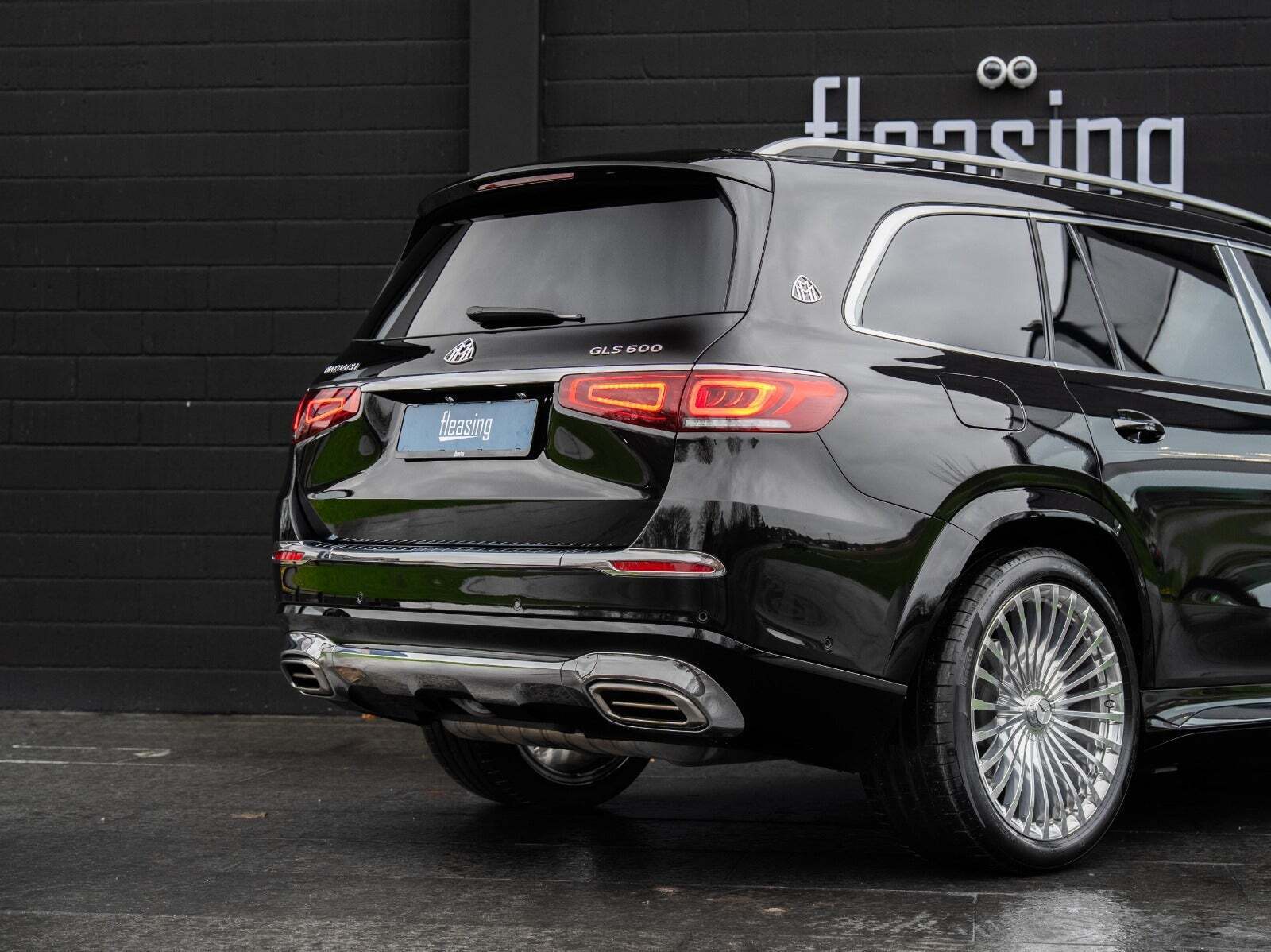 Sort Mercedes GLS600 fra 2023 set udefra