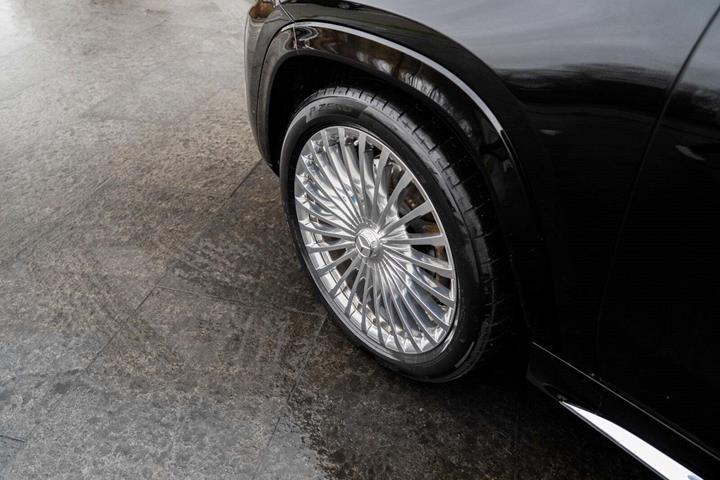 Sort Mercedes GLS600 fra 2023 set udefra