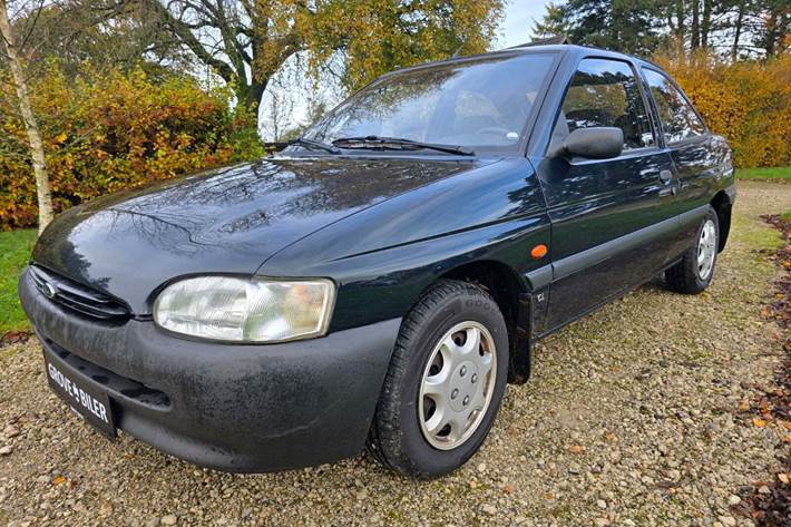 Grøn Ford Escort fra 1996 set udefra