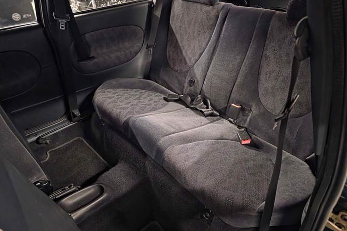 Grøn Ford Escort fra 1996 set indefra