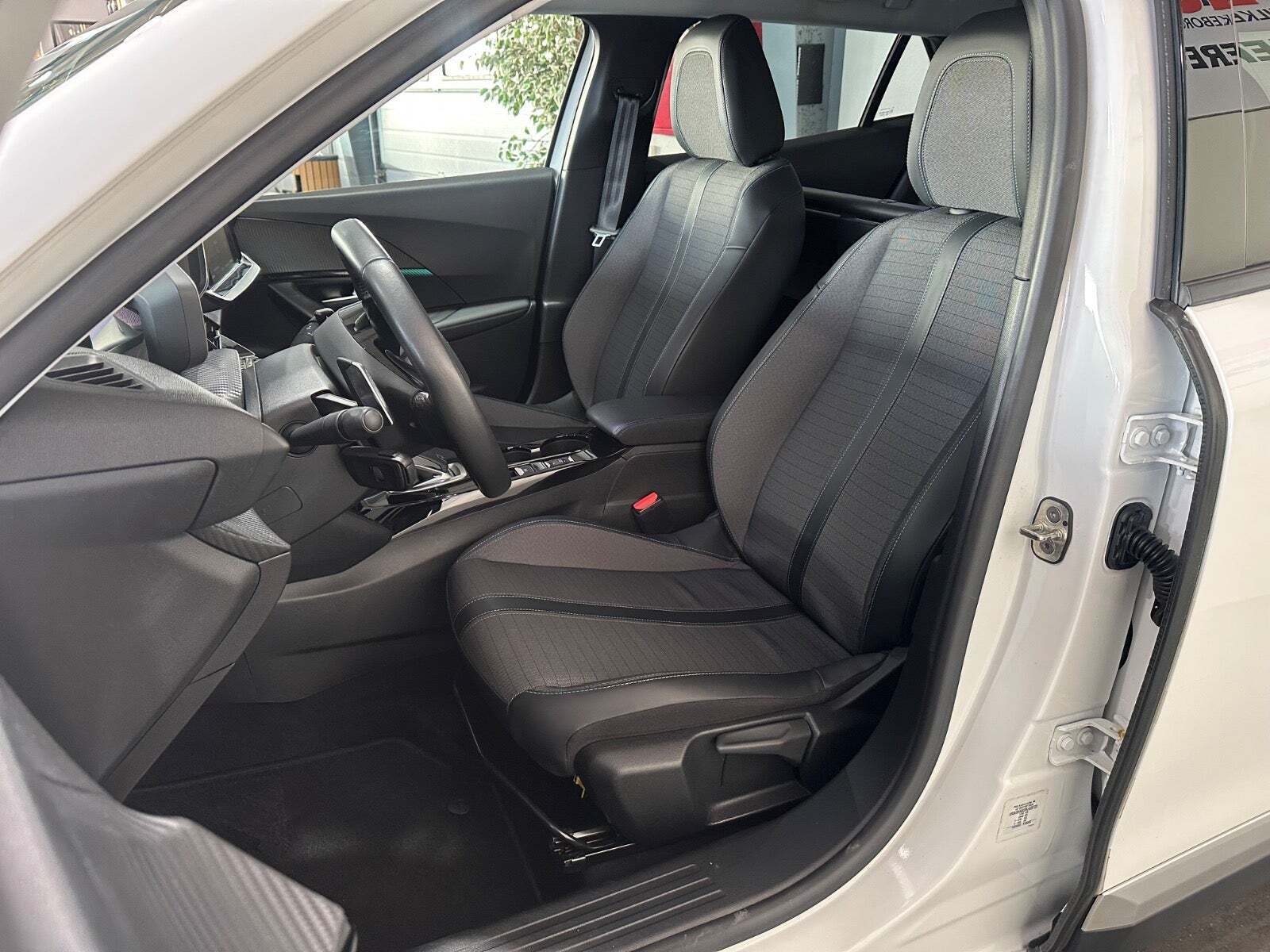 Peugeot 2008 1,2 PureTech 130 Allure Pack EAT8 Van