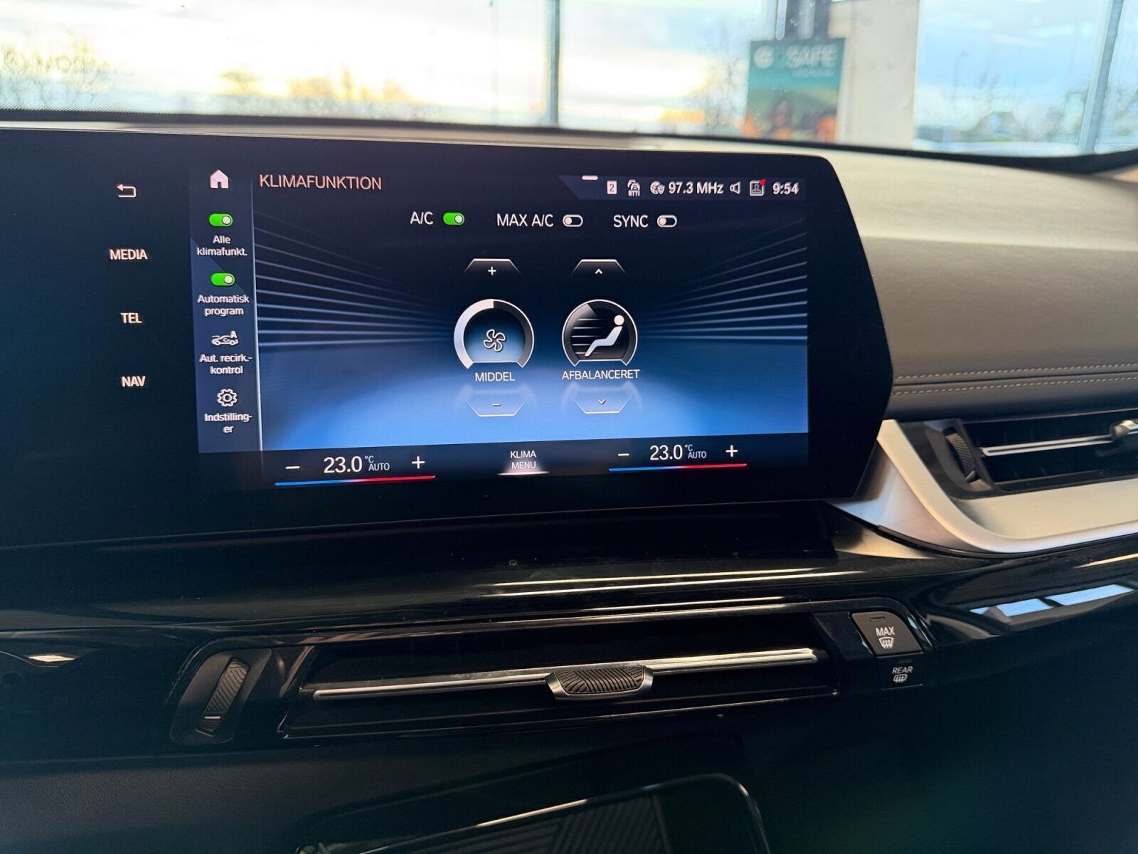 Hvid BMW iX1 fra 2023