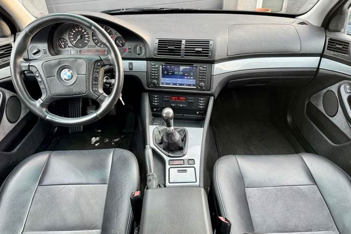 Grøn BMW 523i fra 1997 set indefra