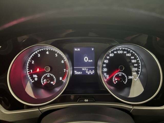 Grå VW Touran fra 2017