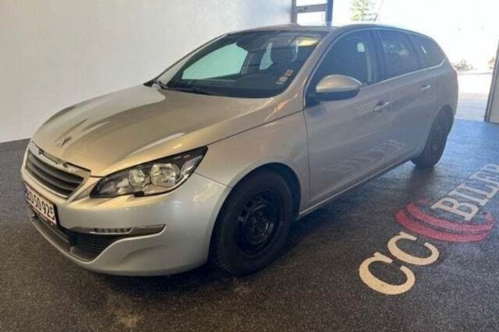 Sølv Peugeot 308 fra 2015 set udefra