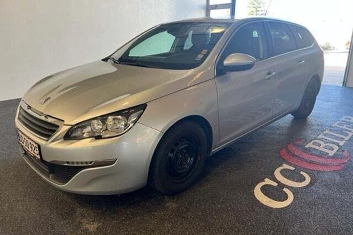 Sølv Peugeot 308 fra 2015 set udefra