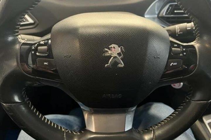 Sølv Peugeot 308 fra 2015