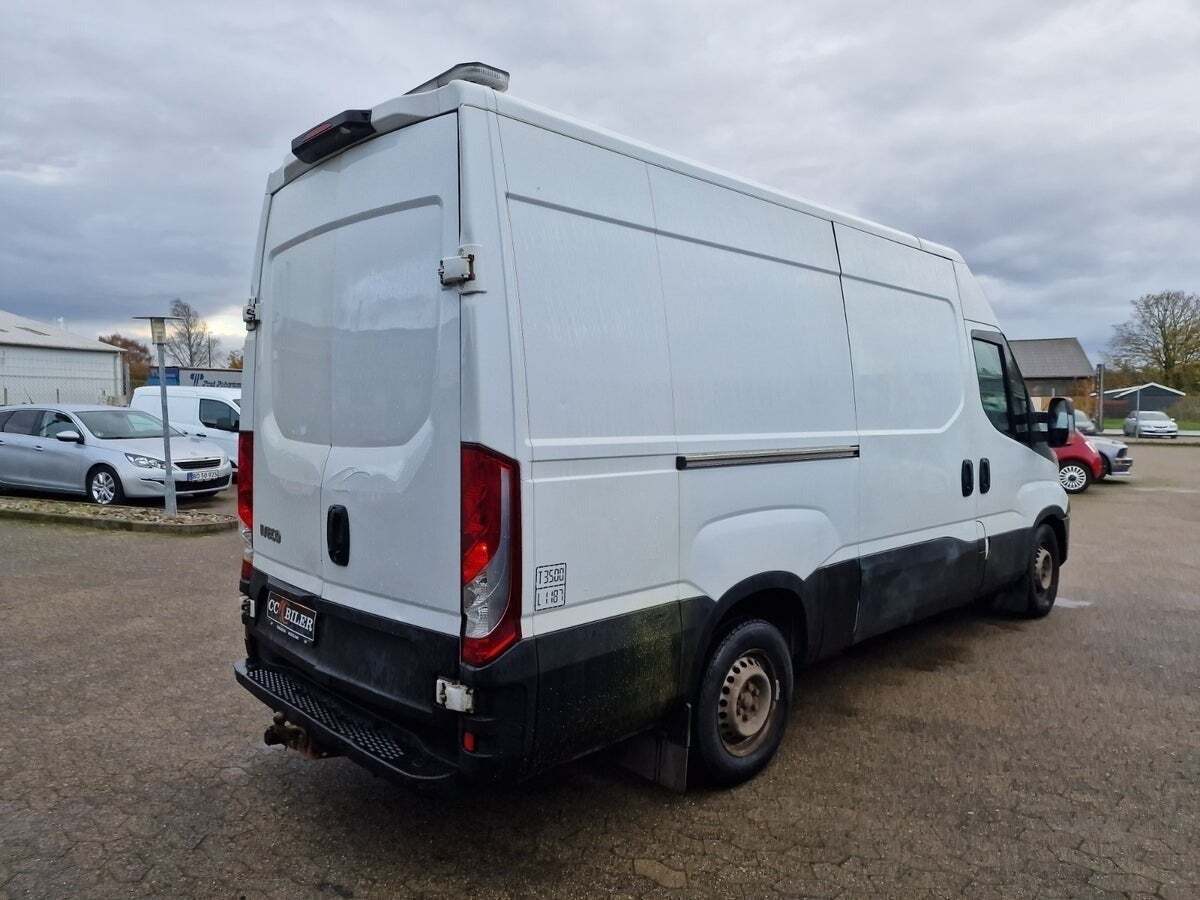 Hvid Iveco Daily fra 2015