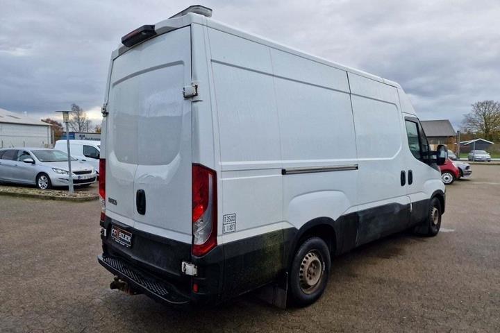 Hvid Iveco Daily fra 2015