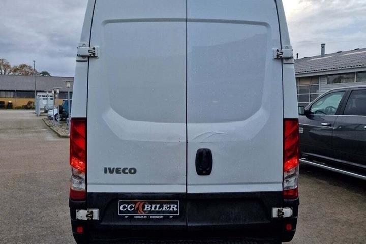 Hvid Iveco Daily fra 2015