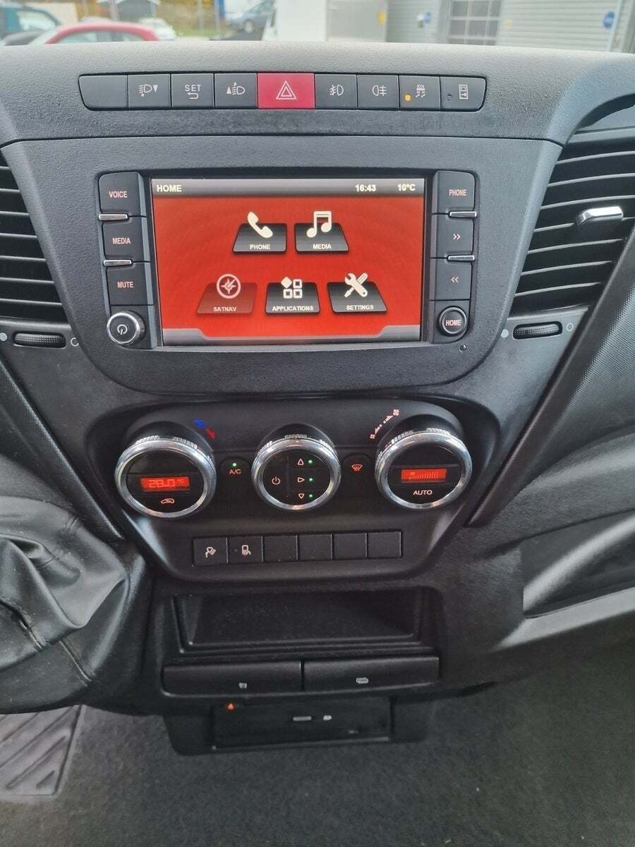 Hvid Iveco Daily fra 2015