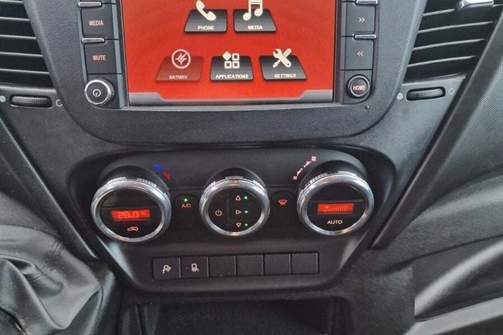 Hvid Iveco Daily fra 2015