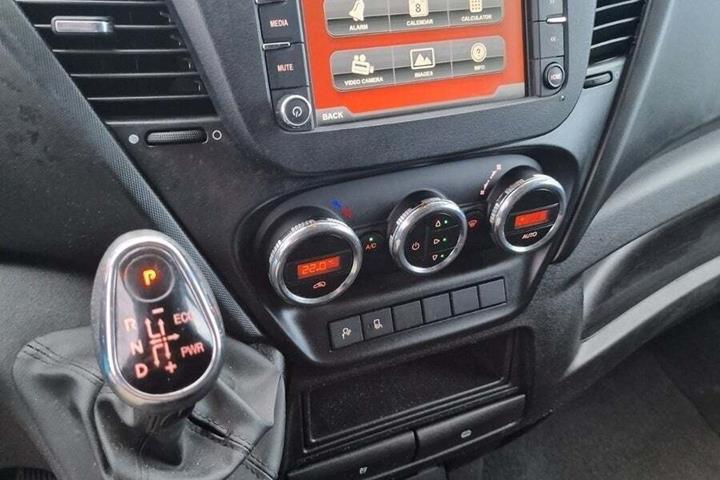 Hvid Iveco Daily fra 2015