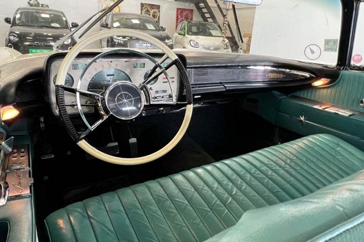 Hvid Lincoln Premiere fra 1959 set indefra