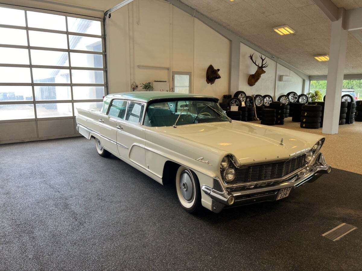 Hvid Lincoln Premiere fra 1959 set udefra