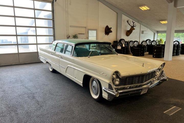 Hvid Lincoln Premiere fra 1959 set udefra