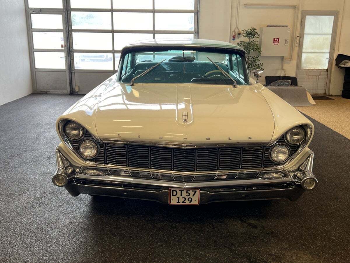 Hvid Lincoln Premiere fra 1959 set udefra