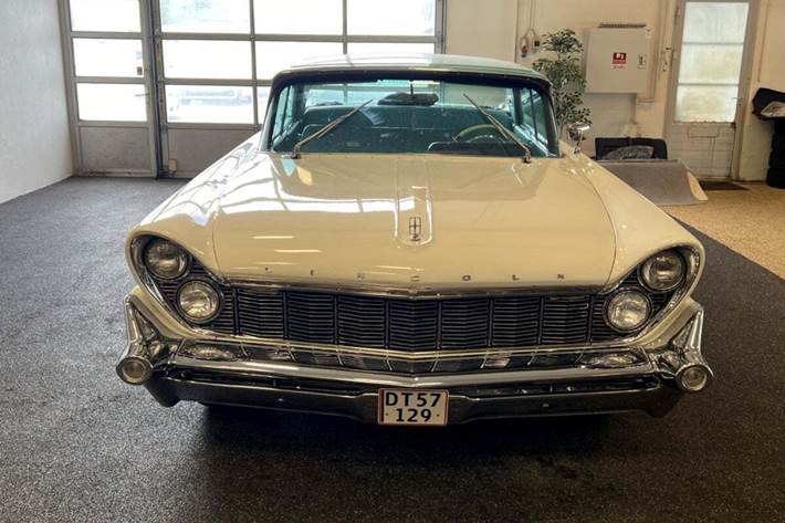 Hvid Lincoln Premiere fra 1959 set udefra