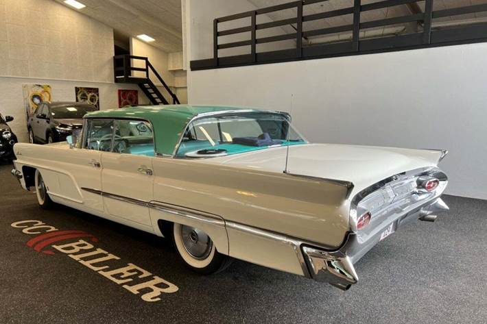Hvid Lincoln Premiere fra 1959 set udefra