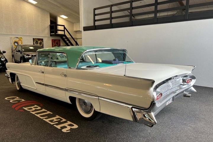 Hvid Lincoln Premiere fra 1959 set udefra